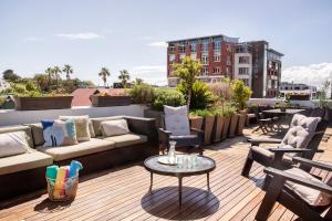 een patio met banken en een tafel op een dak bij Casa Del Sonder in Kaapstad