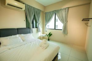 Un dormitorio con una cama con una toalla. en Cosy City-View Suite in Town, en Ipoh
