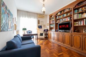 un soggiorno con divano blu e TV di {Free Parking} WI-FI - Netflix & A/C a Roma