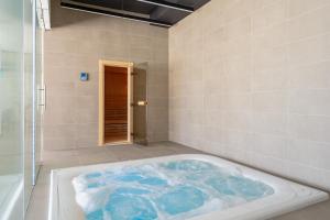 Koupelna v ubytování Cosy and centrally located apartment in Estepona + 17 fotografií