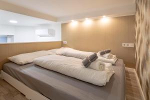 Klauzal Bella Apartment tesisinde bir odada yatak veya yataklar
