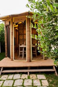 ein Holzhaus mit einem Tisch im Hof in der Unterkunft Procida Camp & Resort - La Caravella in Procida
