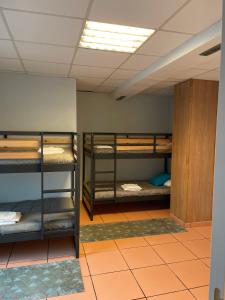 Łóżko lub łóżka w pokoju w obiekcie HOSTEL Cangas