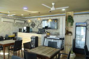restauracja ze stołem i krzesłami oraz kuchnia w obiekcie Isle Inn Guesthouse w mieście Fuvahmulah