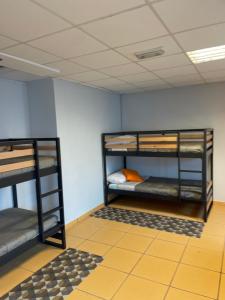 Łóżko lub łóżka w pokoju w obiekcie HOSTEL Cangas