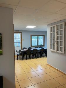 poczekalnia ze stołami i krzesłami w obiekcie HOSTEL Cangas w mieście Cangas de Morrazo