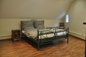 ein Schlafzimmer mit einem Bett in der Ecke eines Zimmers in der Unterkunft Alte Schmiede in denkmalgeschützter Hofanlage in Messerich
