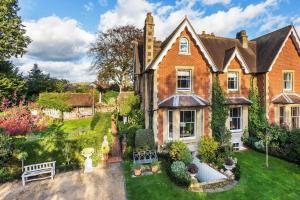 a brick house with a bench in the yard at The Garden Studio in Dorking