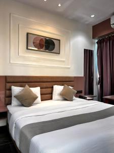 1 dormitorio con 1 cama grande en una habitación en Hotel Czar Inn, en Surat