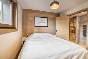 - une chambre avec un grand lit et une douche dans l'établissement High standing 6P3BR apartment - Résidence Stallion Megève, à Megève