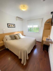 Tempat tidur dalam kamar di Hotel Ajax