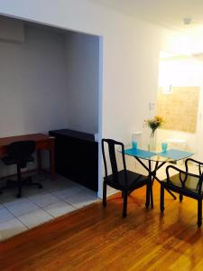 - un salon avec une table, des chaises et un bureau dans l'établissement Stylish Montreal Apartment: Comfortable Stay in the Golden Square Mile, à Montréal