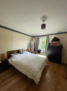 a bedroom with a large bed and a window at Calming 1BD Oasis by River Thames - Rotherhithe in London
