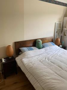 A bed or beds in a room at Calming 1BD Oasis by River Thames - Rotherhithe
