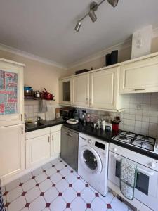 a kitchen with a washer and a washing machine at Calming 1BD Oasis by River Thames - Rotherhithe in London
