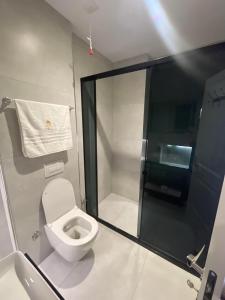 Ett badrum på SACA HOTEL