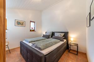 a bedroom with a large bed in a room at Naturnahe Ferienwohnung Deuerling in Deuerling