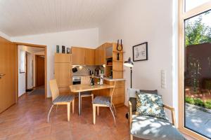 a kitchen and dining room with a table and chairs at Naturnahe Ferienwohnung Deuerling in Deuerling