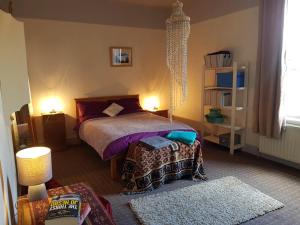 1 dormitorio con 1 cama, 2 lámparas y ventana en No 3 Lingdale - 4 bedroom house close to N Yorks Moors, en Boosbeck