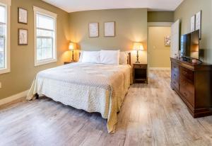 a bedroom with a bed and a flat screen tv at House close to Acadia National Park in Ellsworth