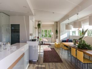 a kitchen and living room with a table and chairs at Hotel Ca' Mura in Bardolino