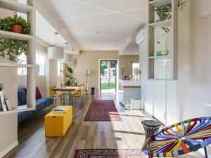 a living room with a couch and a table at Hotel Ca' Mura in Bardolino