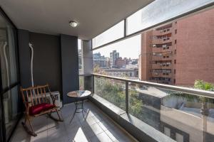 balkon z krzesłem i widokiem na miasto w obiekcie Independencia Nva Cba para 6 personas w Córdobie