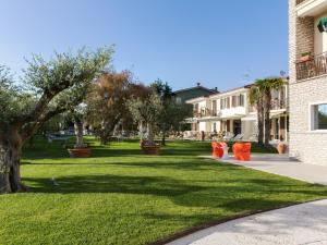 a green yard with orange objects in the grass at Hotel Ca' Mura in Bardolino