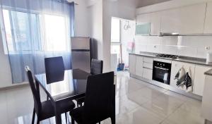 a kitchen with a table and chairs and a stove at Apt Plateau in Praia