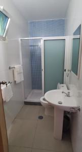 皮拉雅的住宿－Apt Plateau，浴室配有卫生间、淋浴和盥洗盆。