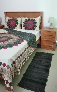 a bedroom with a bed and a rug at Apt Plateau in Praia