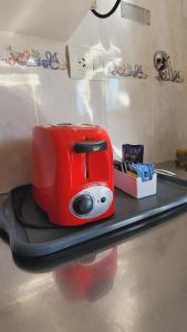 a red toaster sitting on top of a counter at Alquileres Grutenses in Las Grutas