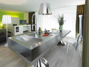 uma cozinha com um grande balcão de aço inoxidável em City Apartments em Zug