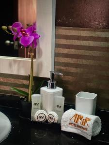 uma casa de banho com lavatório e algumas toalhas numa mesa em Amir Hotel Boutique CA 