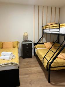 Katil dua tingkat atau katil-katil dua tingkat dalam bilik di Casa A Guarda