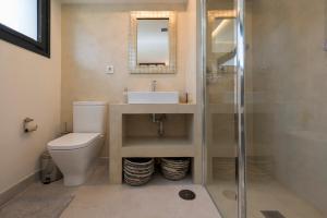 uma casa de banho com um WC, um lavatório e um chuveiro em MORALEJA SUPREME PRIVATE LOFT - COLLECTION III em Alcobendas
