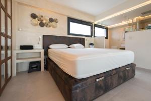 um quarto com uma cama grande num quarto em MORALEJA SUPREME PRIVATE LOFT - COLLECTION III em Alcobendas