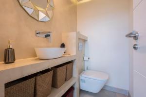 uma casa de banho com um lavatório e um WC em MORALEJA SUPREME PRIVATE LOFT - COLLECTION III em Alcobendas
