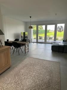 ein Wohnzimmer mit einem Sofa und einem Tisch in der Unterkunft Hof Busen Landhaus Ap. in Mönchengladbach