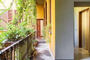 un balcón con plantas en el lateral de un edificio en Stampa Flexyrent Apartment, en Milán