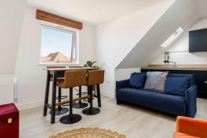 Χώρος καθιστικού στο Modern 1 Bed Seaside Apartment