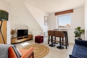 Μια τηλεόραση ή/και κέντρο ψυχαγωγίας στο Modern 1 Bed Seaside Apartment