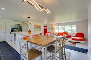 cocina y sala de estar con mesa de madera y sillas en Rustic Retreat in Spokane Valley with Cozy Fireplace, en Spokane Valley