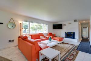 sala de estar con muebles de color naranja y chimenea en Rustic Retreat in Spokane Valley with Cozy Fireplace, en Spokane Valley