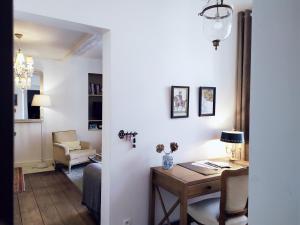 um quarto com uma secretária e uma sala de estar em Maison Nº 20 em Eymet