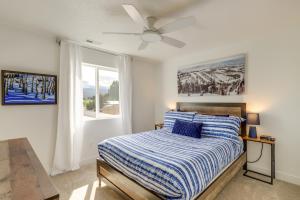 Ένα ή περισσότερα κρεβάτια σε δωμάτιο στο Pet-Friendly Utah Abode - Fireplace, Patio and Grill