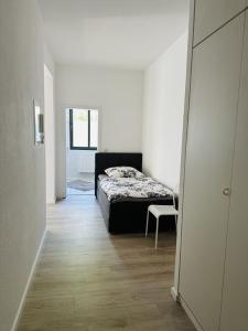 a bedroom with a bed and a chair in a room at City Center Leipzig II in Leipzig