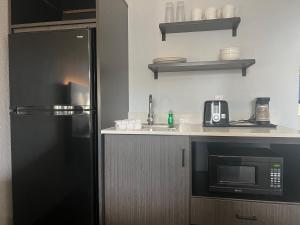 Kuchyň nebo kuchyňský kout v ubytování Studio 6 Tulsa OK Central
