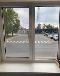 una ventana abierta con vistas a un aparcamiento en Platform Narva, en Narva