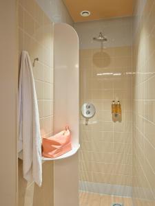 een badkamer met een douche en een glazen deur bij CityHub Rotterdam in Rotterdam